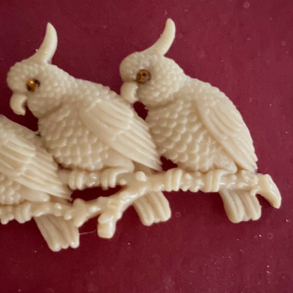 Vintage Japanese Macaws Cream Parrot Brooch Pin 1960s - Picture 2 of 3